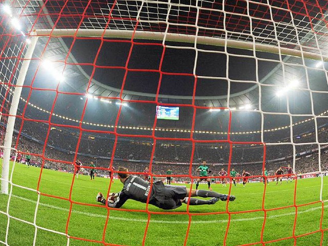 Auslser der Diskussion: Manuel Neuer ...dadurch die Sperre fr Jrme Boateng.  | Foto: dpa