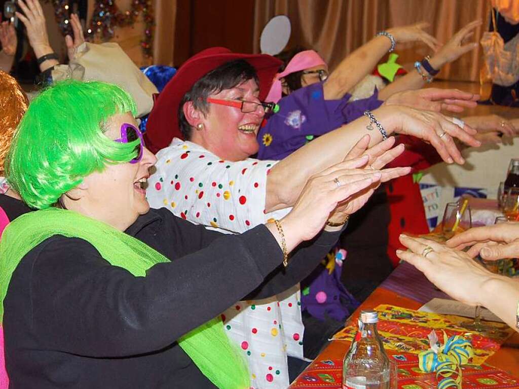 Gute Stimmung auf und vor der Bhne bei der Frauenfasnacht.