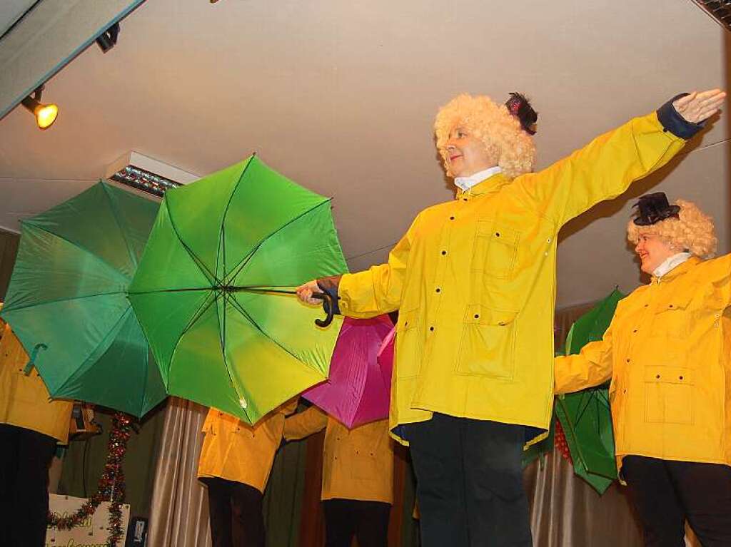 Mit „Singin’ in the Rain“ und „New York, New York“ begeistern die Showtnzerinnen (Bild links). Selina Sigwart und Nathalie Neipp stehen als streitendes Ehepaar zum ersten Mal auf der Fasnet-Bhne – mit Erfolg. Sie ernten Gelchter und viel Applaus.