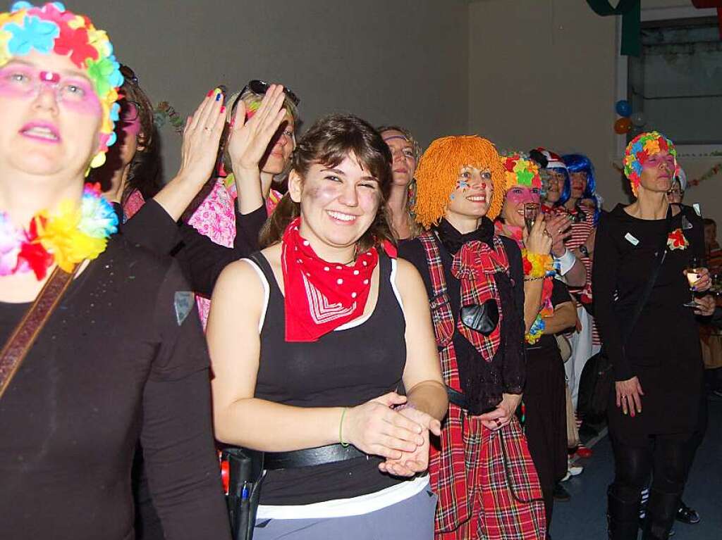 Gute Stimmung auf und vor der Bhne bei der Frauenfasnacht.