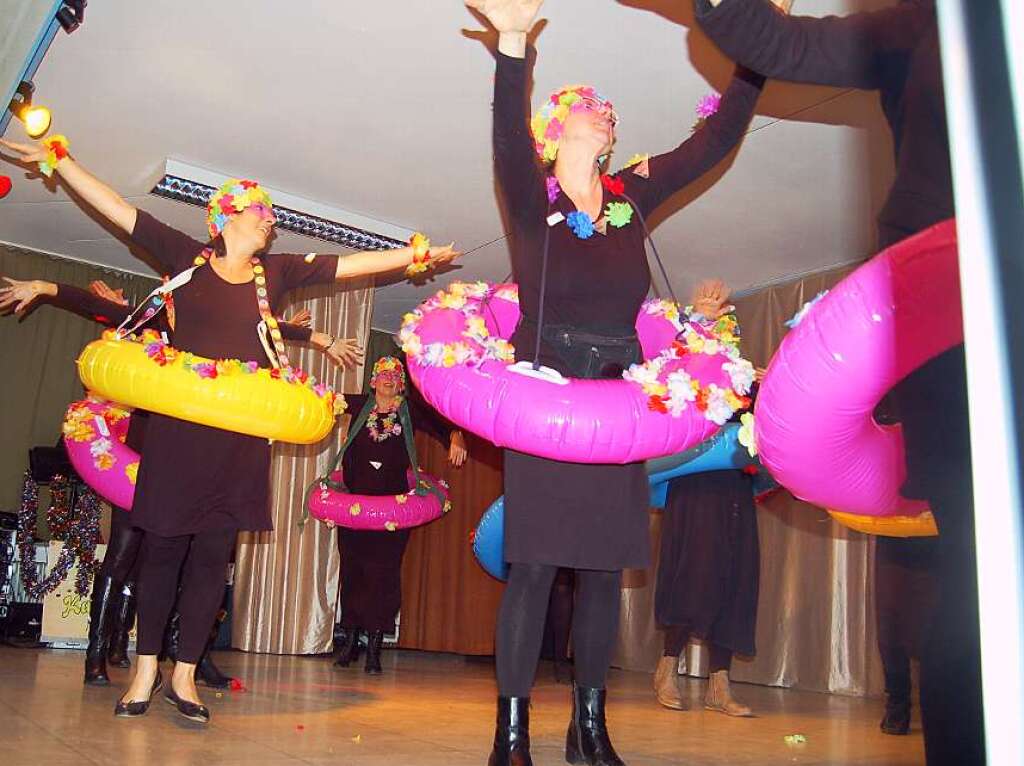 Gute Stimmung auf und vor der Bhne bei der Frauenfasnacht.