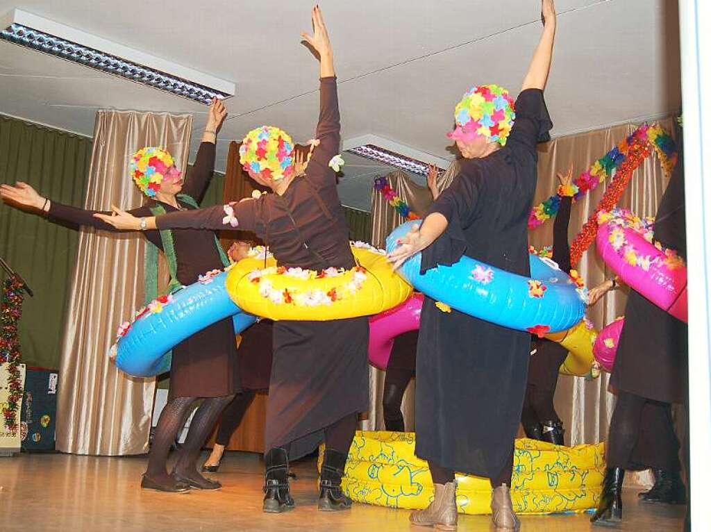 Gute Stimmung auf und vor der Bhne bei der Frauenfasnacht.