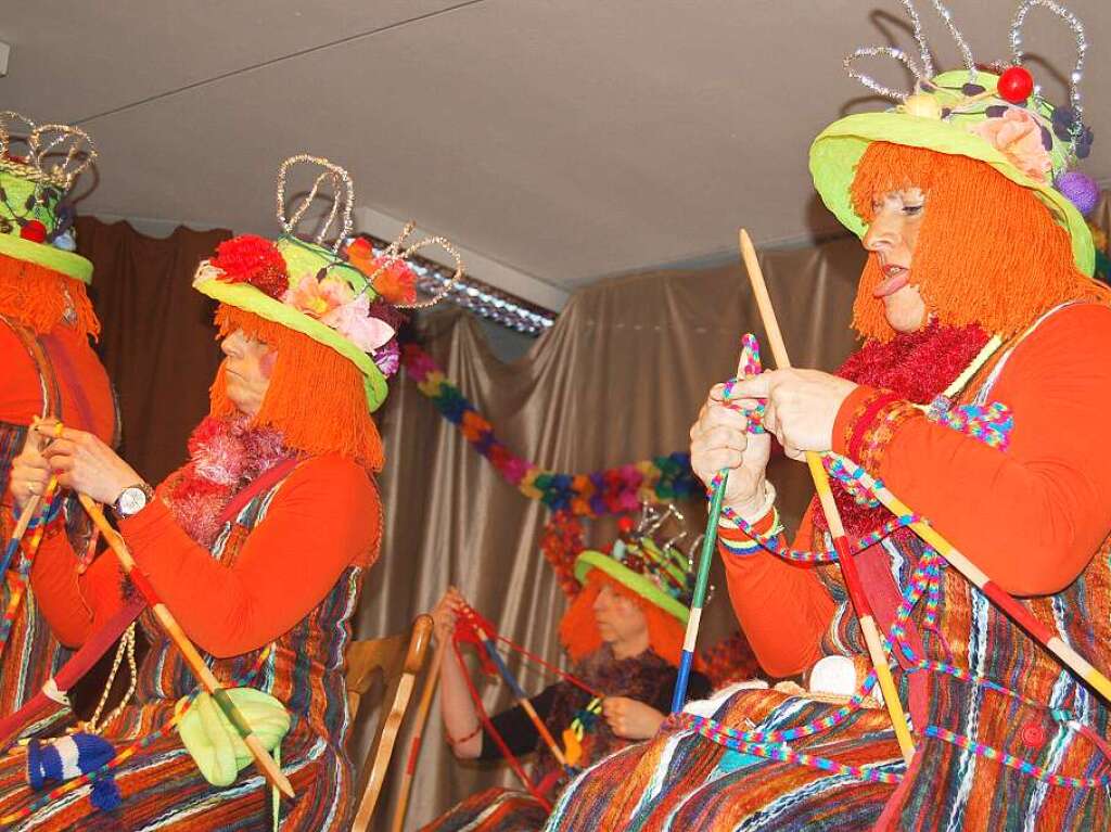 Gute Stimmung auf und vor der Bhne bei der Frauenfasnacht.