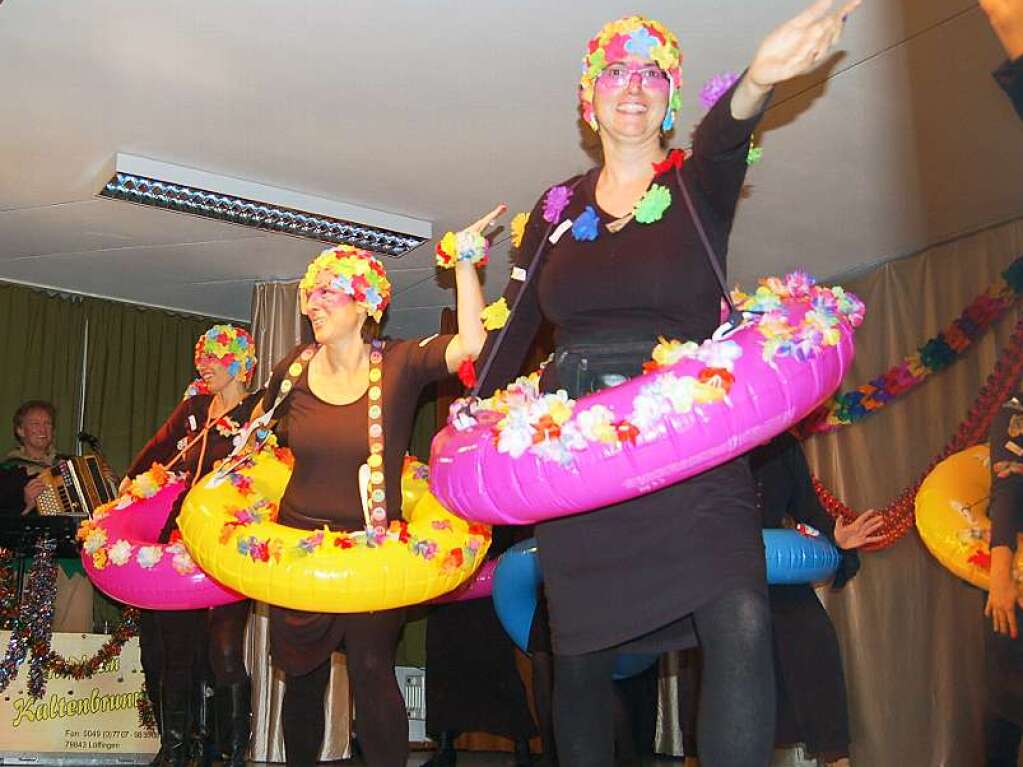 Gute Stimmung auf und vor der Bhne bei der Frauenfasnacht.