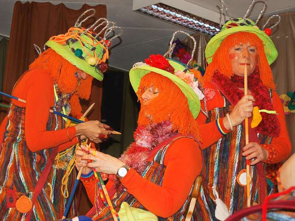 Gute Stimmung auf und vor der Bhne bei der Frauenfasnacht.