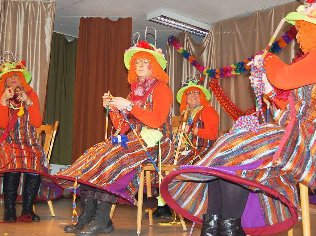 Gute Stimmung auf und vor der Bhne bei der Frauenfasnacht.