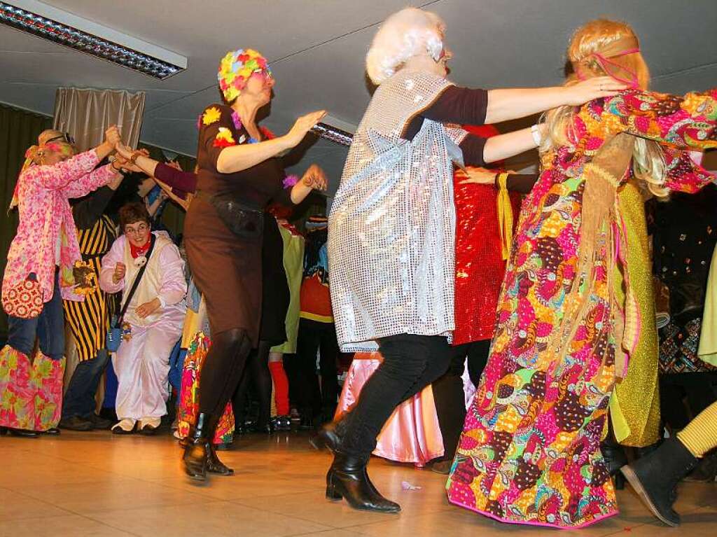 Gute Stimmung auf und vor der Bhne bei der Frauenfasnacht.