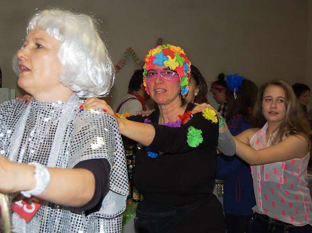 Gute Stimmung auf und vor der Bhne bei der Frauenfasnacht.