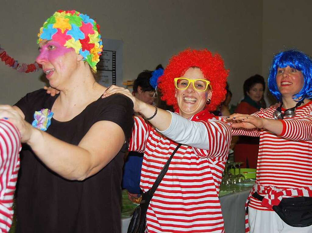 Gute Stimmung auf und vor der Bhne bei der Frauenfasnacht.