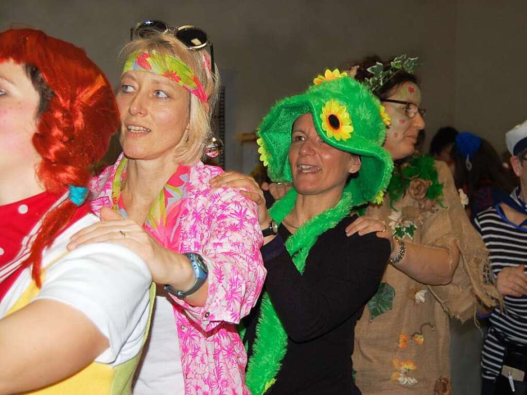 Gute Stimmung auf und vor der Bhne bei der Frauenfasnacht.