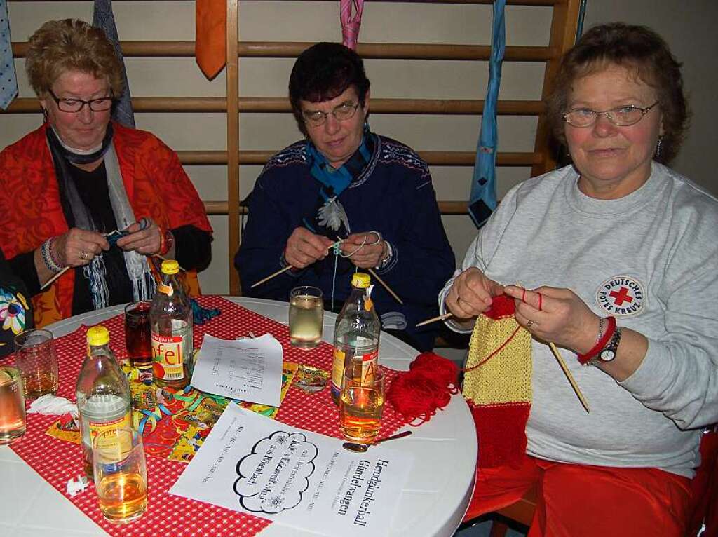 Gute Stimmung auf und vor der Bhne bei der Frauenfasnacht.