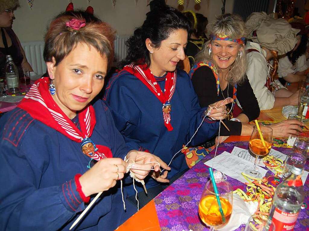 Gute Stimmung auf und vor der Bhne bei der Frauenfasnacht.