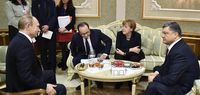 Wladimir Putin, Franois Hollande, Ang...und Petro Poroschenko am runden Tisch   | Foto: AFP