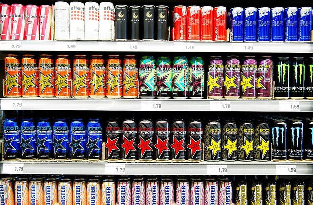 Vor allem bei Jugendlichen sind Energy Drinks sehr beliebt.  | Foto: dpa