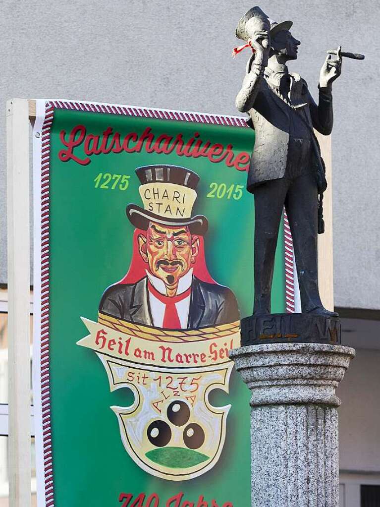 Fahne des Latscharivereins hinter dem Latscharibrunnen in Elzach