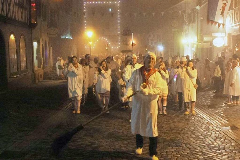 Tausende von Hemdglunkern feierten am Donnerstagabend mit den Endinger Narren den Start in die Fasnet. Besenmann Gerd Rosswog führte den Zug an (Foto: Martin Wendel) Tausende von Hemdglunkern feierten am Donnerstagabend mit den Endinger Narren den Start in die Fasnet. Besenmann Gerd Rosswog führte den Zug an (Foto: Martin Wendel)