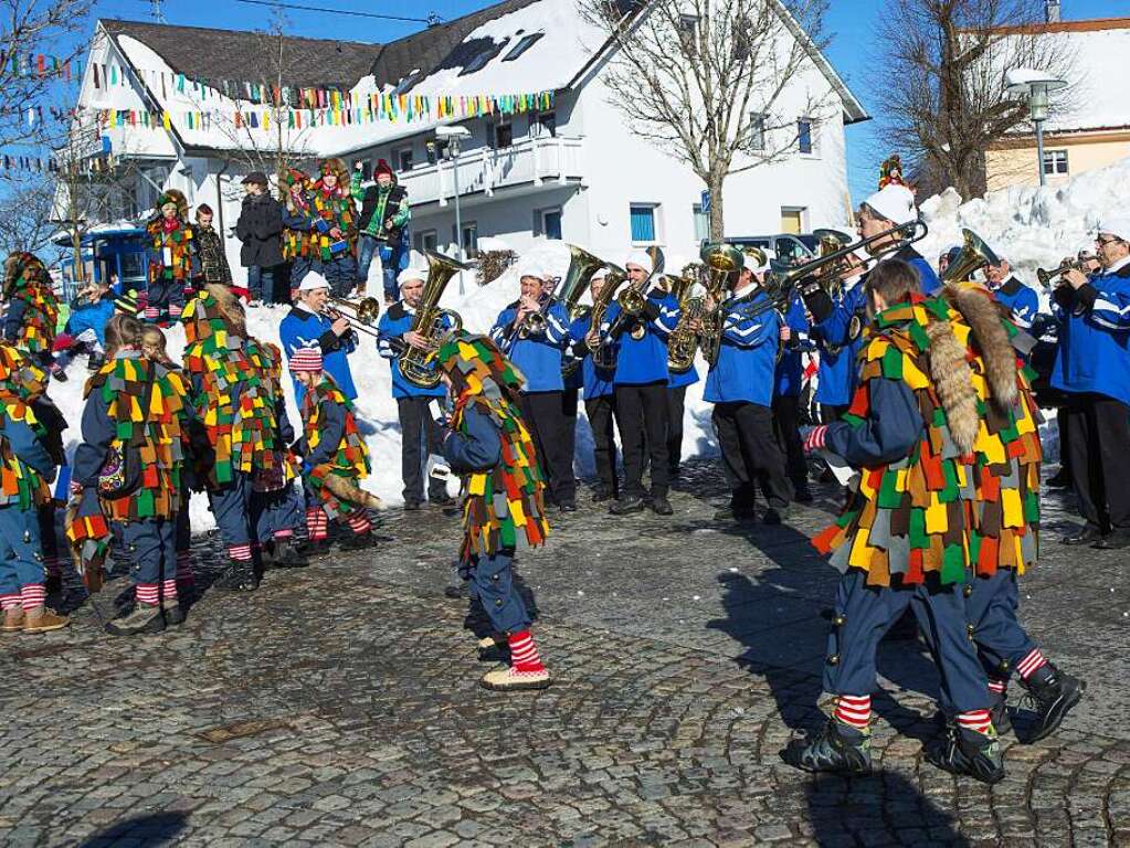 Fasnetbaum in Grafenhausen gestellt: Narretei auf dem Rathausplatz