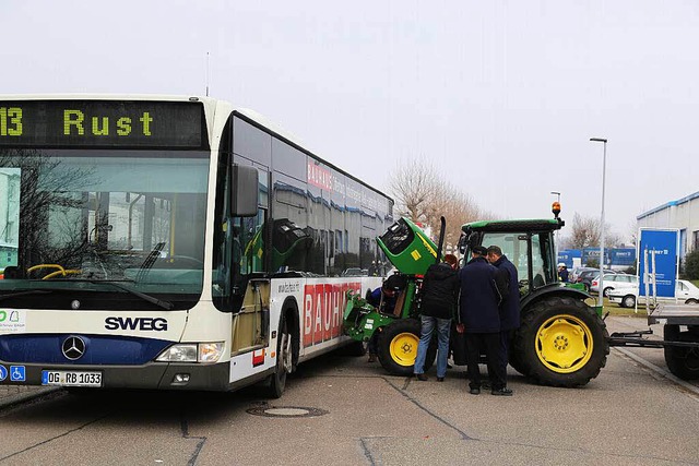 Ein  Traktor ist in einen Linienbus hineingefahren  | Foto: Sandra Decoux-Kone