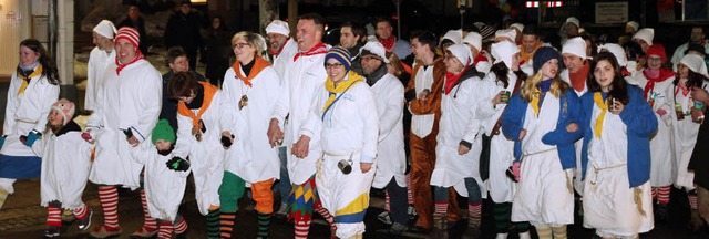 Im Gleichschritt liefen die kleinen un...beim Umzug durch Neustadts Innenstadt.  | Foto: akh