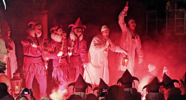 Tausende von Hemdglunkern feierten mit...galischen Feuers  auf dem Brunnenrand.  | Foto: Martin Wendel