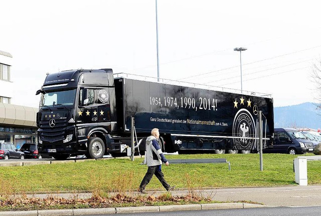 Der schwarze Weltmeister-Truck ist die nchsten Tage in Freiburg zu Gast.  | Foto: Ingo Schneider