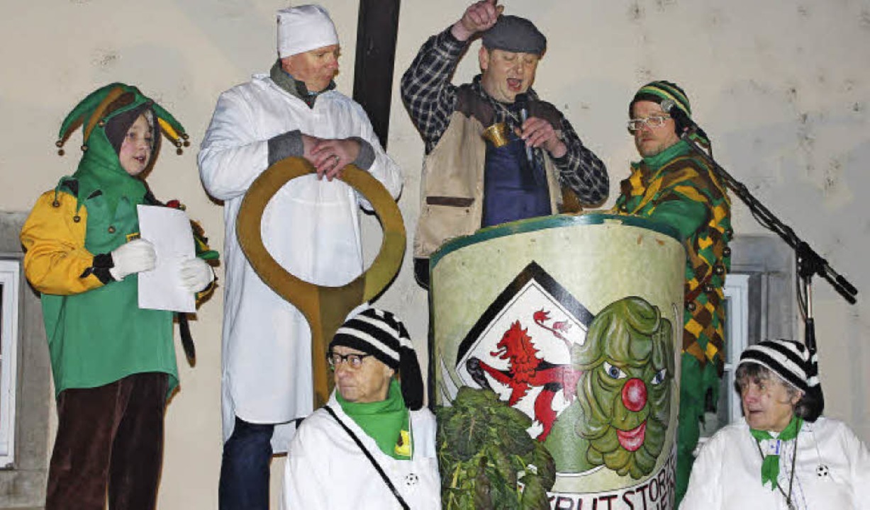 In Merdingen schlugen zum Start des He...g der Krutschnieder krftig vom Leder.  | Foto: sebastian ehret, mario schneberg