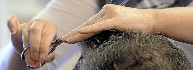 In manchen Branchen steigt der Lohn er...h und nach, etwa im Friseurhandwerk.    | Foto: dpa