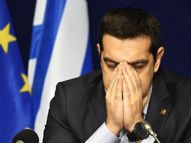 Ziemlich erschpft: Alexis Tsipras nach dem EU-Gipfel in der Nacht zu Freitag   | Foto: dpa