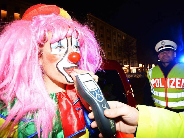 Nicht mehr lustig: Alkoholkontrolle an Fasnacht    | Foto: dpa