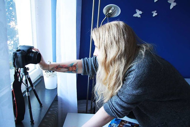 Maren Haase und ihre Kamera: Ihr Zimmer ist zugleich Studio.  | Foto: Max Schuler