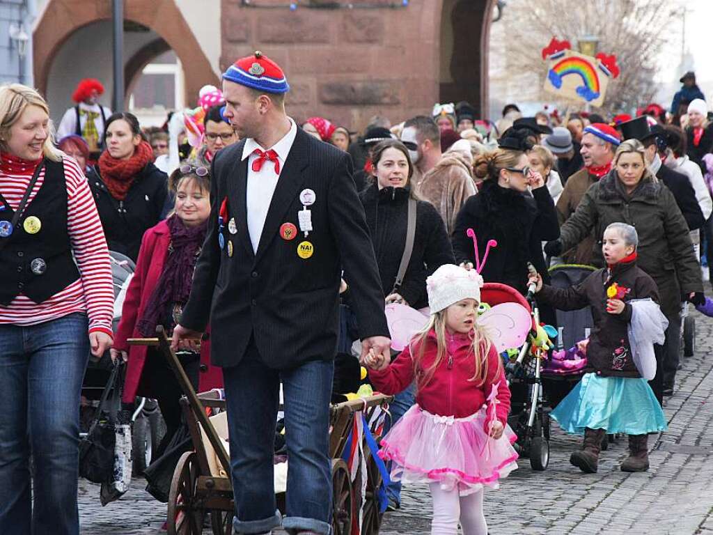 Kinderumzug in Endingen: Ein buntes Spektakel mit kleinen und groen Narren und Musikern.