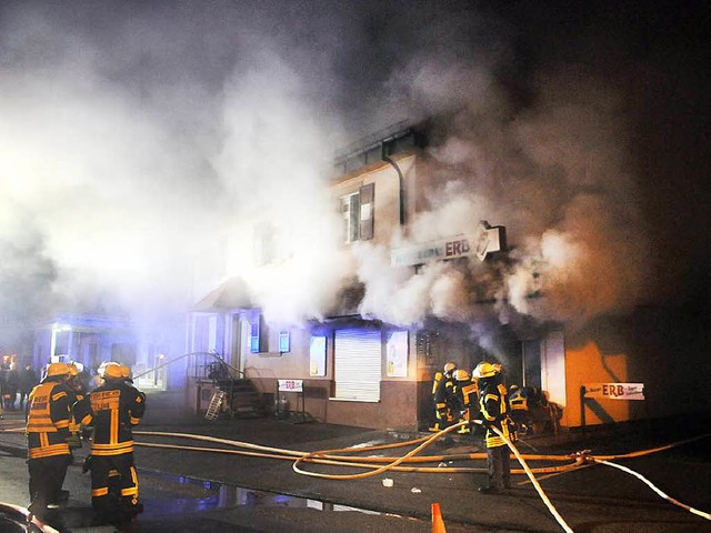 Die Schwanauer Feuerwehr ist mit 50 Mann vor Ort.  | Foto: WOLFGANG KUENSTLE               