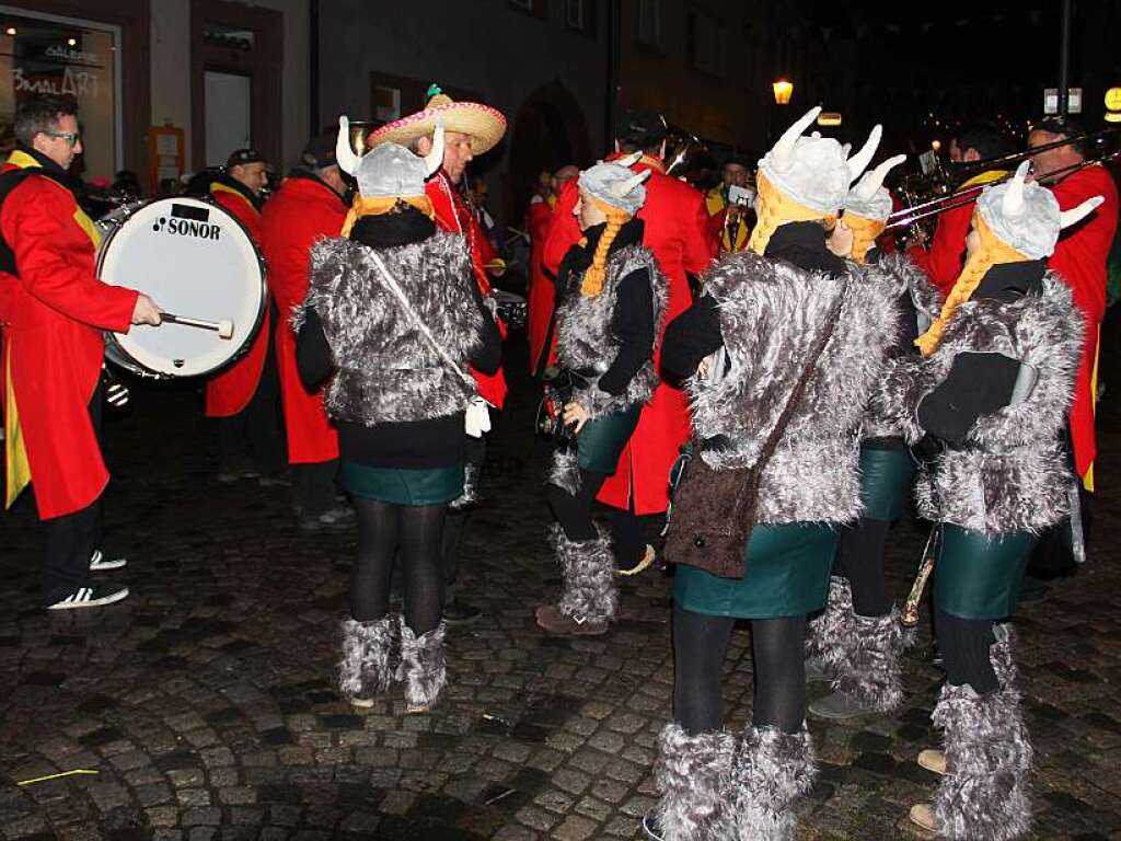 Groe Endinger Schnurrnacht mit vielen maskierten Gruppen