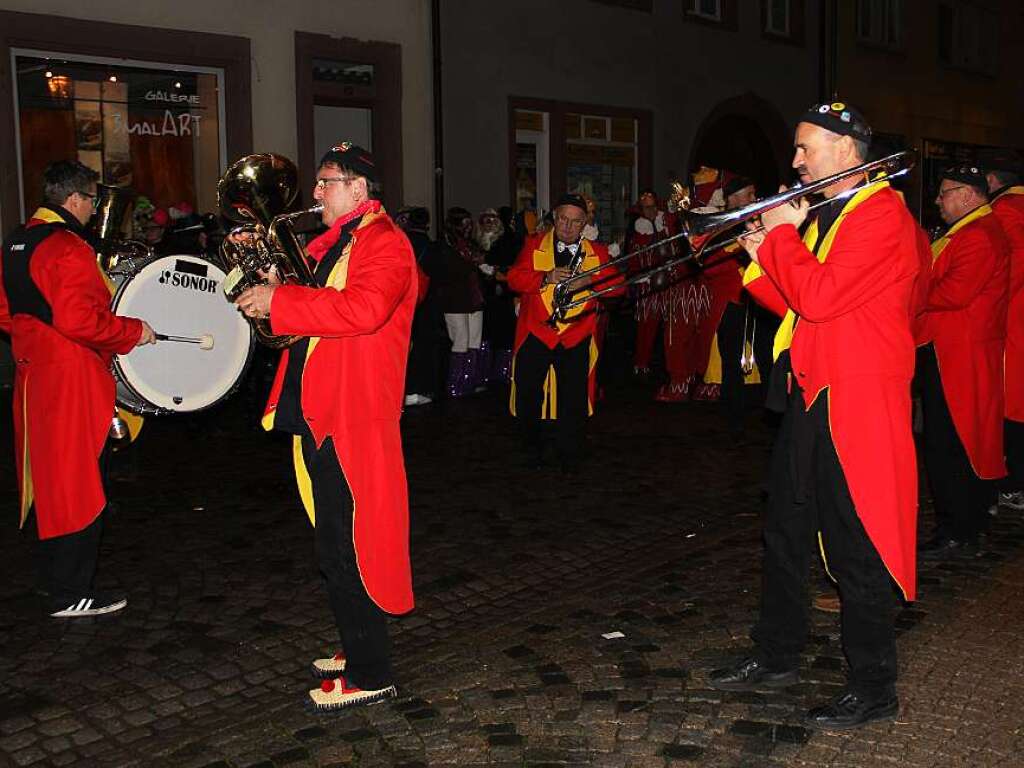 Groe Endinger Schnurrnacht mit vielen maskierten Gruppen