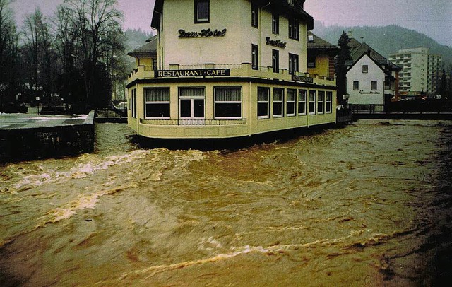 Der aus seinem Bett tretende Steinenbach  machte das Dom-Hotel zu einer Insel.  | Foto: Hanskarl Link