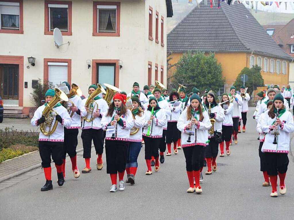 Fast in voller Strke fhrte der Musikverein den Umzug an. Kein Wunder, dass nur noch wenige Einwohner fr die Zuschauerrolle brig blieben