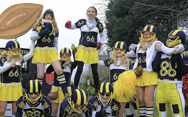 Die Gruppe Berg und Tal als Footballspieler samt Cheerleaders  | Foto: Sandra Decoux-Kone