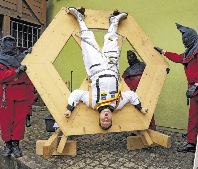 Felix Schreiner  muss aufs Folterrad: ...rbarmen und drehen ihn krftig durch.   | Foto: Freudig