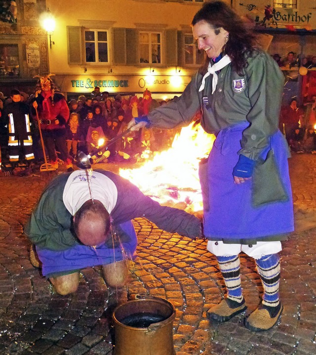 Erst ein eiskaltes, dann ein heies Ve...altes Wasser ber den Kopf zu leeren.   | Foto: Marion Rank