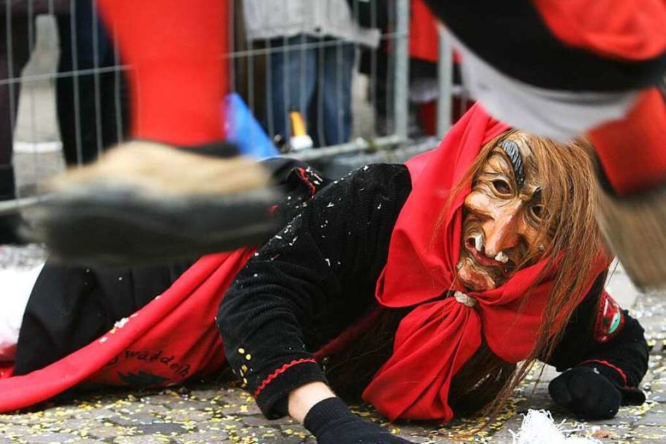 Fiese Hexen, fröhliche Narren, dröhnende Guggemusiken: Fotos vom 45. Internationalen Umzug in Emmendingen (Foto: Patrik Müller) Fiese Hexen, fröhliche Narren, dröhnende Guggemusiken: Fotos vom 45. Internationalen Umzug in Emmendingen (Foto: Patrik Müller)