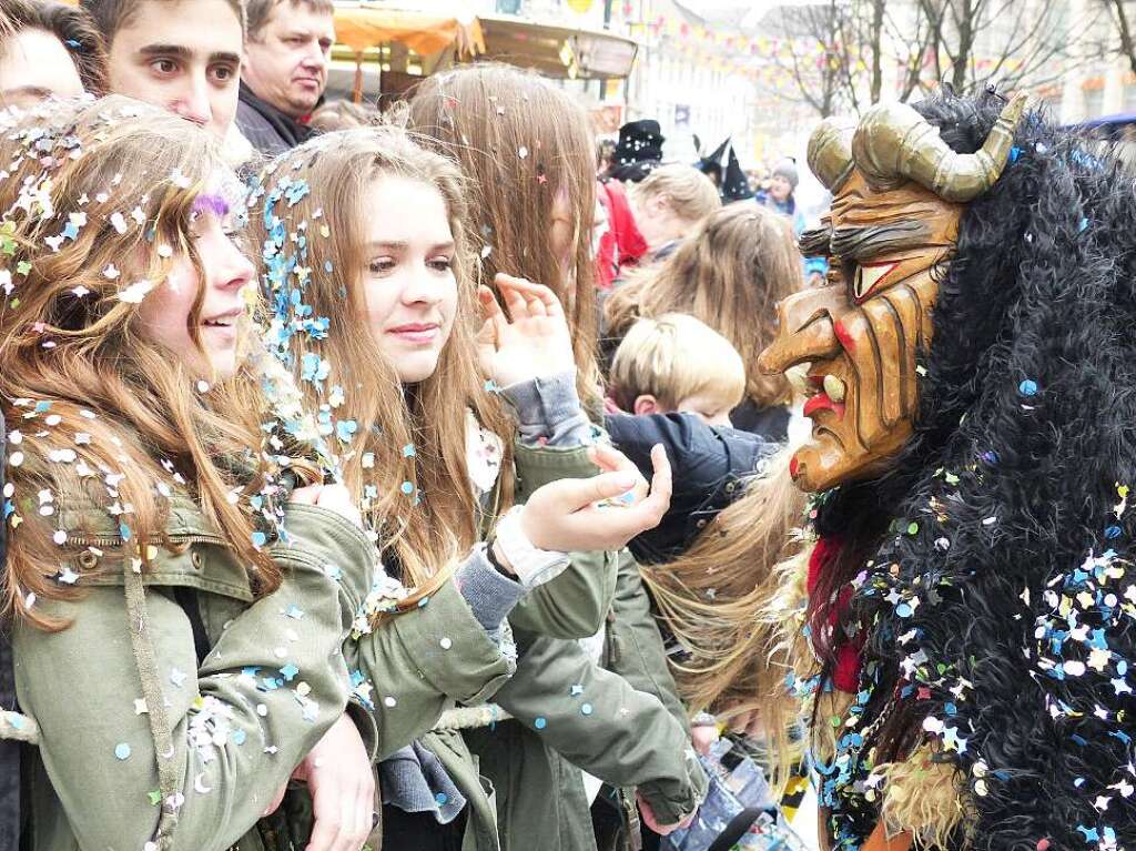 Publikumskontakt pflegten die Narren beim Lrrach Umzug. 