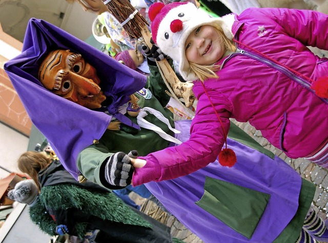 Insbesondere die Kinder hatten Spa am...rgermeister Guhl Mhe beim Holzhauen.   | Foto: HildEgard Siebold