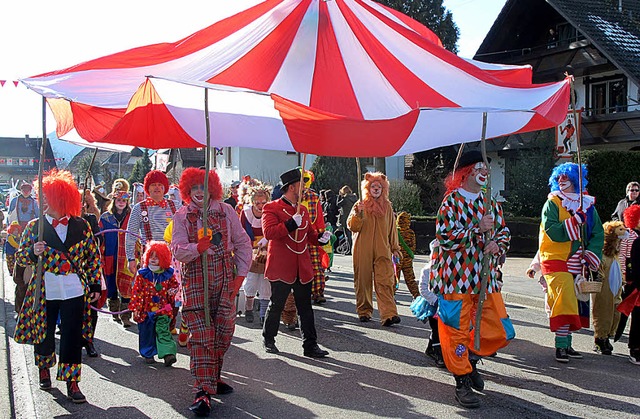 Der mobile Zirkus, mit Dompteur, Clown...n beim Samstagsumzug in Niederwinden.   | Foto: Hringer