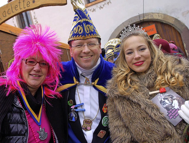 Moschtbiireknigin Laura II. (rechts) ...n Ursula Trby mit dem Verdienstorden.  | Foto: Petra Wunderle