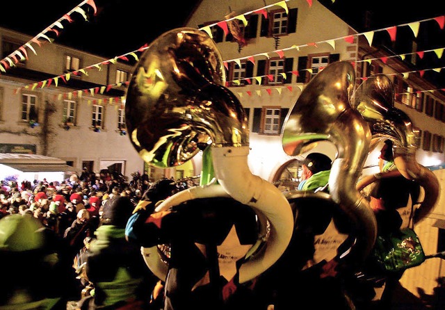 Hoch oben auf dem Rathausplatz agierte...estival schon mal krftig im Trommeln.  | Foto: Hildegard Siebold