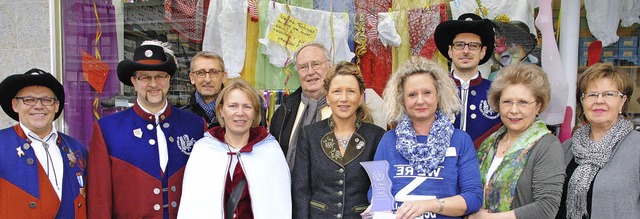 Karin Filipowitz, Inhaberin Annemarie ...haufensterwettbewerb entgegen nehmen.   | Foto: SEDLAK