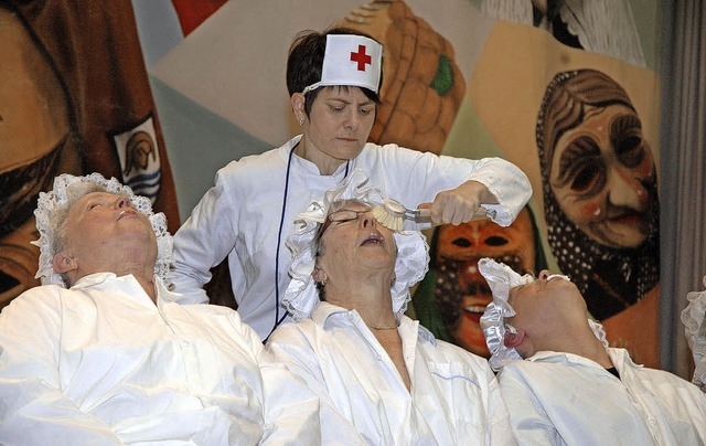Den Zeitdruck der Pflegerinnen im Alte...ahm der Frauenkreis gekonnt aufs Korn.  | Foto: OUNAS