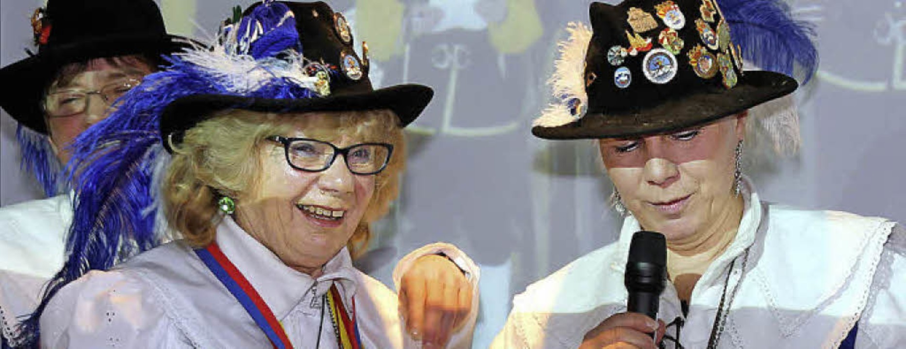 Luzia Ketterer (links) ernannten die S...ersten Ehren-Wiib. Rechts Nancy Kreuz.  | Foto: akh