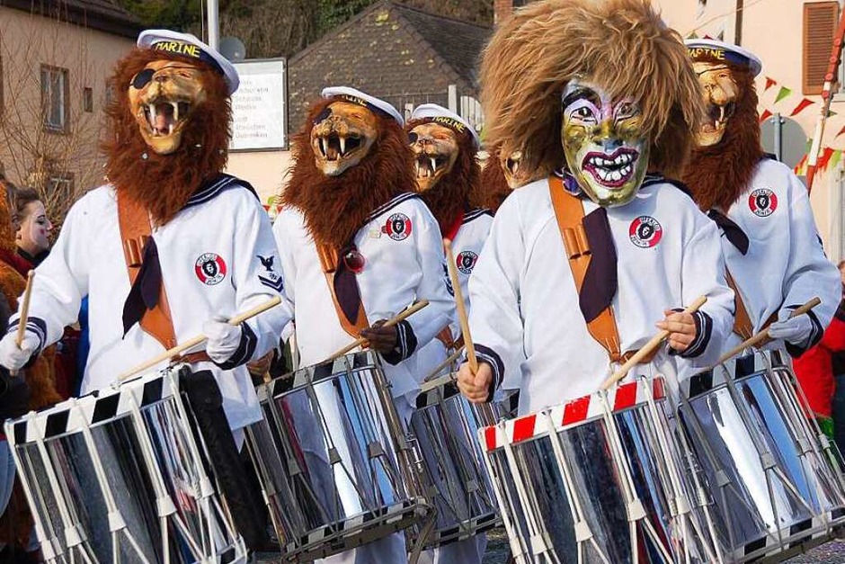 "Zwei Länder, ein Umzug": Zum Abschluss der Laufenburger Städtlefasnacht herrschte am Sonntag beim grenzüberschreitenden Umzug reges Treiben. (Foto: Hildegard Siebold) "Zwei Länder, ein Umzug": Zum Abschluss der Laufenburger Städtlefasnacht herrschte am Sonntag beim grenzüberschreitenden Umzug reges Treiben. (Foto: Hildegard Siebold)