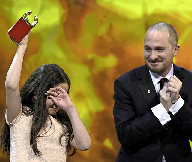 Fassungslos: Hana Saeidi mit dem Goldenen Bren und Jury-Prsident Aronofski   | Foto: dpa